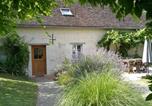 Location vacances Chaveignes - Gîte authentique à Brizay avec jardin privé et piscine - Fr-1-381-238-1
