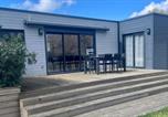 Location vacances Les Mathes - Spacious bungalow with heated pool and jacuzzi-1