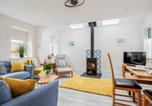Location vacances Poole - Charlotte Cottage - Minutes from Poole Park, with Feature Log Burner-1