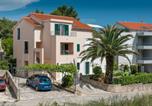 Location vacances  Plaine de Stari Grad - Apartments Seric-1