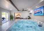 Location vacances Needles - Romantic Getaway - Luxury Villa - Private Hot Tub-1