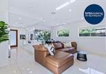 Location vacances Toowong - Park Avenue Luxe Chic Townhouse Sleeps 9, Carpark-1