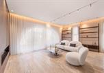 Location vacances  Le mur des lamentations - Holysuite David's Village Luxury Duplex-2