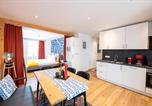 Location vacances Windelsbach - Bunter Hund Apartments - Zentrales Apartment, Parkplatz, Wintergarten, Kinderzimmer-2