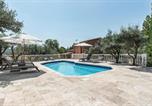 Location vacances Châteaudouble - Apartment In Villa With Pool-1