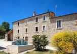 Location vacances  Province de Pesaro et Urbino - Magnificent Country house with swimming pool-2