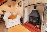 Location vacances  Gare d'Halifax - Boothsteads Farm Cottage-3