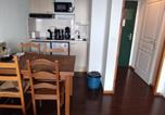 Location vacances Besse-et-Saint-Anastaise - Appartement cosy avec piscine privée et parking à Super-Besse - Fr-1-814-163-3