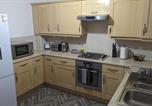Location vacances  Gare de Burnley - Leyland Road Retreat - 4 Bedroom House-4