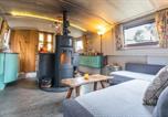 Hôtel Bath - Off-Grid Living on Spacious Widebeam-2