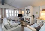 Location vacances Woodhall Spa - Indulgence Fishing Lodge with Private Hot Tub-3