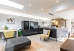 Location vacances Nailsworth - Cotswold Hillside Retreat with Stunning Views-1