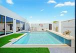 Location vacances Noord - Lux Villa with Private Pool and Patio Lounge by Bocobay-1
