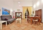 Location vacances  Province de Salerne - Lungomare Central Apartment with terrace-3
