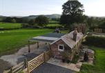 Location vacances Llandeilo - Luxury, romantic, cottage style cabin, breathtaking views, private Hot Tub-1