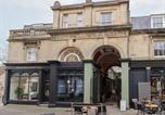 Location vacances  Gare de Cheltenham - 12 Montpellier Arcade-1