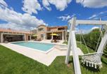 Location vacances Tinjan - Rustic Villa Jakob with pool in Tinjan-1