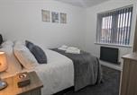 Location vacances  Gare de Burnley - Leyland Road Retreat - 4 Bedroom House-3