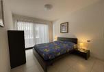 Location vacances  Province de Gorizia - Lovely nest with lagoon view and terrace in Grado-3