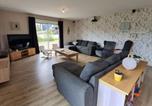 Location vacances Châtenois - Spacieux gîte contemporain avec terrasse panoramique et piscine chauffée - Fr-1-584-373-4