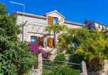 Location vacances Milna - Holiday house with a parking space Lozisca, Brac - 15444-1
