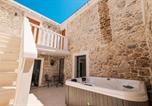 Location vacances Kukljica - Apartments Beachfront Pebble-1