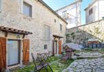 Location vacances  Province d'Isernia - 4 Bedroom Stunning Home In Montenero Val Cocchiar-1
