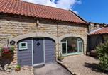 Location vacances Sneaton - Wayside Farm Stable Cottage-1