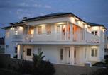 Location vacances Hermanus - Shore's Edge Luxury Oceanfront Home-1
