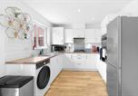 Location vacances Windsor - Stylish 3-Bedroom Home with Garden & Parking in Slough-3