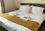 Location vacances Stroud - Yellow sunflowers flat in Stroud-1