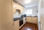 Location vacances  Gare de Swindon - Florey Court, Long Stays Disc, Sleeps 6 in 2 Bedrooms, Parking-2