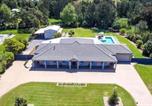 Location vacances One Mile - Coast and Country Estate - 15m Heated Pool and Minutes to Beach-1