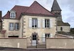 Location vacances Ygrande - Charmant gîte historique rénové à 2 niveaux avec parking et jardin - Fr-1-489-571-1