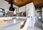 Location vacances  Puy de Dôme - Gîte Chalet, À 50 M D'un Lac-2