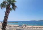 Location vacances Gare SNCF de Saint-Raphaël Valescure - Apartment with terrace at the foot of the beach-1