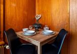Location vacances Kandergrund - Chalet In The Countryside Kitchen Parking Lot-2