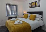 Location vacances  Gare de Burnley - Leyland Road Retreat - 4 Bedroom House-2