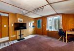 Location vacances Kandergrund - Chalet In The Countryside Kitchen Parking Lot-4