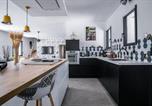 Location vacances Lagnes - Maison contemporaine - grand jardin et piscine privée-1