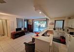 Location vacances Cavalaire-sur-Mer - Charmant T2 avec grande terrasse en centre-ville - Fr-1-100-362-3
