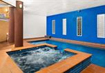Location vacances Cowes - Beachfront Bliss - shared indoor pool & spa-3