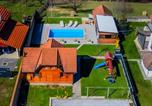Location vacances Veržej - Timber Cottage With Pool - Happy Rentals-1