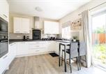Location vacances  Gare de Newport - Large 3-Bedroom Escape, Timeless Charm, Near Monmouth Castle, Guests 6, Parking, Free Wifi-2