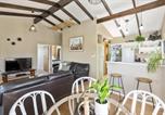 Location vacances Taupo - Kaihua Cabin, Modern 3br With Mt Tauhara Views-2