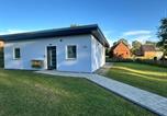 Location vacances  bugewitz,allemagne - Ferienhaus Zecherin auf Usedom, Klimaanlage, Terrasse mit Peeneblick, Wlan und Parkplatz-2