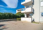 Location vacances Ličko-Senjska - Sea breeze, beachfront apartment-4