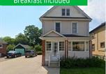 Location vacances Niagara-on-the-Lake - Ultra Close to Clifton Hill and the Falls & Wonderful Free Breakfast Delivered Daily-2