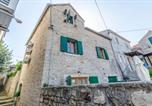 Location vacances  Plaine de Stari Grad - Apartments Draga-1