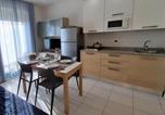 Location vacances  Ville métropolitaine de Venise - Flat with sea view balcony in Caorle-2